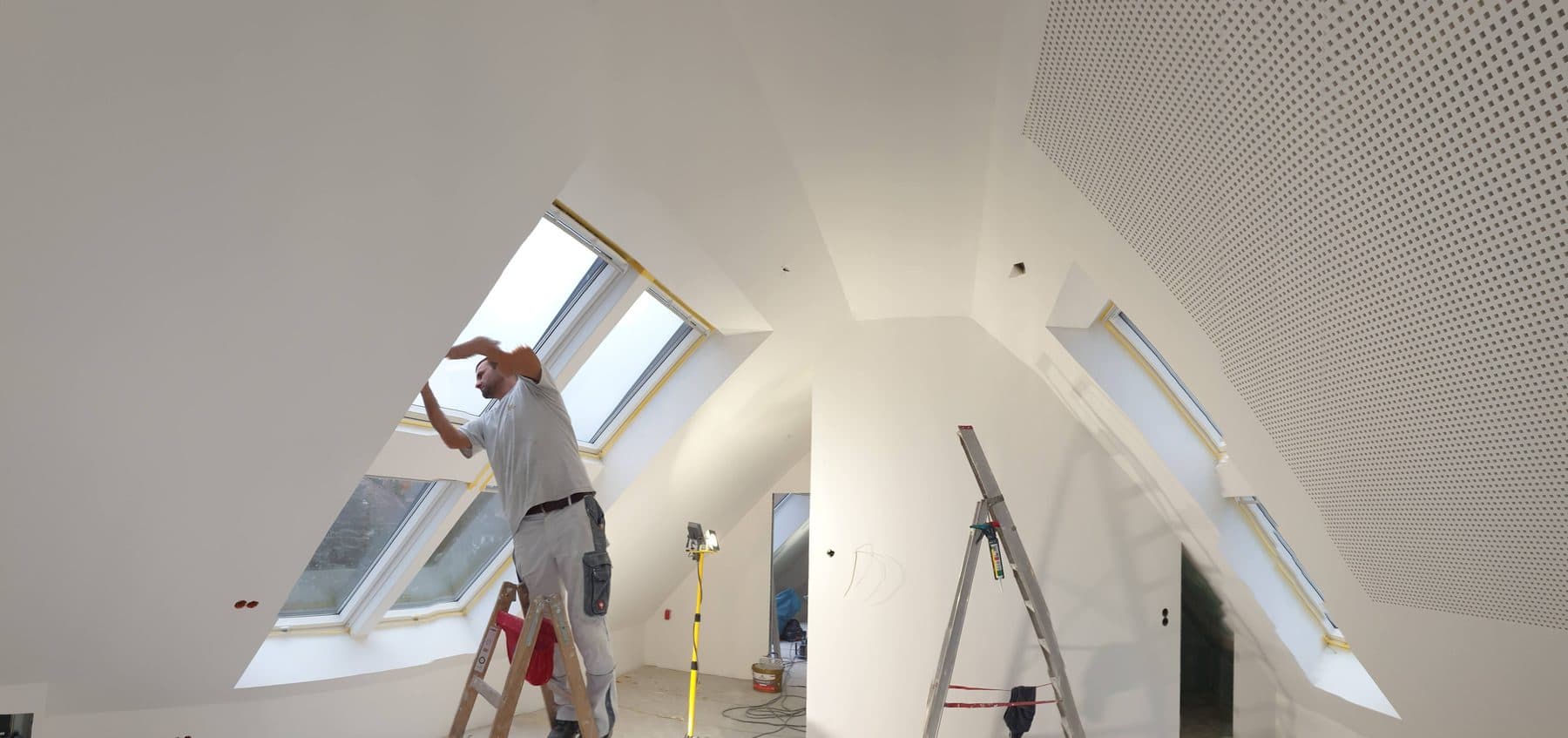 Entkernter Dachboden mit freiliegender Holzkonstruktion vor Beginn der Trockenbauarbeiten